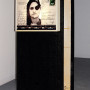 Homo sapiens, estampe numérique sur plastique pour boîte lumineuse, enregistrement et écouteur, 193 x 96 x 64 cm, 2004